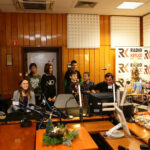 13.12.2016 Kielce. Finał drugiego dnia akcji "Choinka pod choinkę"!. W studiu Marek Bronkowski, burmistrz Sandomierza i młodzież z Siemachy. / Wojciech Habdas / Radio Kielce