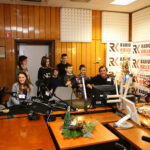 13.12.2016 Kielce. Finał drugiego dnia akcji "Choinka pod choinkę"!. W studiu Marek Bronkowski, burmistrz Sandomierza i młodzież z Siemachy. / Wojciech Habdas / Radio Kielce