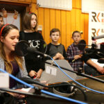 13.12.2016 Kielce. Finał drugiego dnia akcji "Choinka pod choinkę"!. W studiu Marek Bronkowski, burmistrz Sandomierza i młodzież z Siemachy. / Wojciech Habdas / Radio Kielce