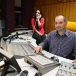 13.12.2016 Kielce. Finał drugiego dnia akcji "Choinka pod choinkę"!. W studiu Marek Bronkowski, burmistrz Sandomierza i młodzież z Siemachy. / Wojciech Habdas / Radio Kielce