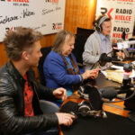 14.12.2016 Kielce. "Choinka pod choinkę", finał trzeciego dnia licytacji. W studiu towarzyszyli nam Romuald Lipko z Budki Suflera, wokalista Grzegorz Wilk, oraz prezydent Starachowic Marek Materek, była także ekipa TVP3. / Wojciech Habdas / Radio Kielce