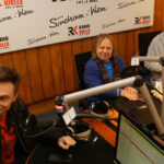 14.12.2016 Kielce. "Choinka pod choinkę", finał trzeciego dnia licytacji. W studiu towarzyszyli nam Romuald Lipko z Budki Suflera, wokalista Grzegorz Wilk, oraz prezydent Starachowic Marek Materek, była także ekipa TVP3. / Wojciech Habdas / Radio Kielce