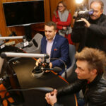 14.12.2016 Kielce. "Choinka pod choinkę", finał trzeciego dnia licytacji. W studiu towarzyszyli nam Romuald Lipko z Budki Suflera, wokalista Grzegorz Wilk, oraz prezydent Starachowic Marek Materek, była także ekipa TVP3. / Wojciech Habdas / Radio Kielce