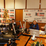 14.12.2016 Kielce. "Choinka pod choinkę", finał trzeciego dnia licytacji. W studiu towarzyszyli nam Romuald Lipko z Budki Suflera, wokalista Grzegorz Wilk, oraz prezydent Starachowic Marek Materek, była także ekipa TVP3. / Wojciech Habdas / Radio Kielce