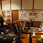 14.12.2016 Kielce. "Choinka pod choinkę", finał trzeciego dnia licytacji. W studiu towarzyszyli nam Romuald Lipko z Budki Suflera, wokalista Grzegorz Wilk, oraz prezydent Starachowic Marek Materek, była także ekipa TVP3. / Wojciech Habdas / Radio Kielce