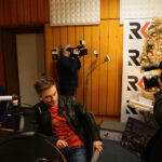 14.12.2016 Kielce. "Choinka pod choinkę", finał trzeciego dnia licytacji. W studiu towarzyszyli nam Romuald Lipko z Budki Suflera, wokalista Grzegorz Wilk, oraz prezydent Starachowic Marek Materek, była także ekipa TVP3. / Wojciech Habdas / Radio Kielce