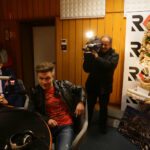 14.12.2016 Kielce. "Choinka pod choinkę", finał trzeciego dnia licytacji. W studiu towarzyszyli nam Romuald Lipko z Budki Suflera, wokalista Grzegorz Wilk, oraz prezydent Starachowic Marek Materek, była także ekipa TVP3. / Wojciech Habdas / Radio Kielce