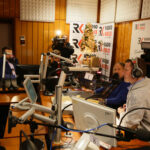 14.12.2016 Kielce. "Choinka pod choinkę", finał trzeciego dnia licytacji. W studiu towarzyszyli nam Romuald Lipko z Budki Suflera, wokalista Grzegorz Wilk, oraz prezydent Starachowic Marek Materek, była także ekipa TVP3. / Wojciech Habdas / Radio Kielce