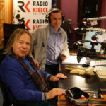 14.12.2016 Kielce. "Choinka pod choinkę", finał trzeciego dnia licytacji. W studiu towarzyszyli nam Romuald Lipko z Budki Suflera, wokalista Grzegorz Wilk, oraz prezydent Starachowic Marek Materek, była także ekipa TVP3. / Wojciech Habdas / Radio Kielce