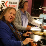 14.12.2016 Kielce. "Choinka pod choinkę", finał trzeciego dnia licytacji. W studiu towarzyszyli nam Romuald Lipko z Budki Suflera, wokalista Grzegorz Wilk, oraz prezydent Starachowic Marek Materek, była także ekipa TVP3. / Wojciech Habdas / Radio Kielce