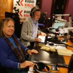 14.12.2016 Kielce. "Choinka pod choinkę", finał trzeciego dnia licytacji. W studiu towarzyszyli nam Romuald Lipko z Budki Suflera, wokalista Grzegorz Wilk, oraz prezydent Starachowic Marek Materek, była także ekipa TVP3. / Wojciech Habdas / Radio Kielce