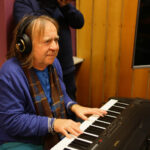 14.12.2016 Kielce. "Choinka pod choinkę", finał trzeciego dnia licytacji. W studiu towarzyszyli nam Romuald Lipko z Budki Suflera, wokalista Grzegorz Wilk, oraz prezydent Starachowic Marek Materek, była także ekipa TVP3. / Wojciech Habdas / Radio Kielce