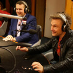 14.12.2016 Kielce. "Choinka pod choinkę", finał trzeciego dnia licytacji. W studiu towarzyszyli nam Romuald Lipko z Budki Suflera, wokalista Grzegorz Wilk, oraz prezydent Starachowic Marek Materek, była także ekipa TVP3. / Wojciech Habdas / Radio Kielce