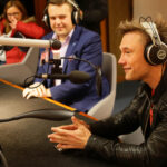 14.12.2016 Kielce. "Choinka pod choinkę", finał trzeciego dnia licytacji. W studiu towarzyszyli nam Romuald Lipko z Budki Suflera, wokalista Grzegorz Wilk, oraz prezydent Starachowic Marek Materek, była także ekipa TVP3. / Wojciech Habdas / Radio Kielce