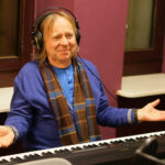 14.12.2016 Kielce. "Choinka pod choinkę", finał trzeciego dnia licytacji. W studiu towarzyszyli nam Romuald Lipko z Budki Suflera, wokalista Grzegorz Wilk, oraz prezydent Starachowic Marek Materek, była także ekipa TVP3. / Wojciech Habdas / Radio Kielce