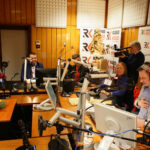 14.12.2016 Kielce. "Choinka pod choinkę", finał trzeciego dnia licytacji. W studiu towarzyszyli nam Romuald Lipko z Budki Suflera, wokalista Grzegorz Wilk, oraz prezydent Starachowic Marek Materek, była także ekipa TVP3. / Wojciech Habdas / Radio Kielce