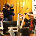 14.12.2016 Kielce. "Choinka pod choinkę", finał trzeciego dnia licytacji. W studiu towarzyszyli nam Romuald Lipko z Budki Suflera, wokalista Grzegorz Wilk, oraz prezydent Starachowic Marek Materek, była także ekipa TVP3. / Wojciech Habdas / Radio Kielce