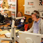 14.12.2016 Kielce. "Choinka pod choinkę", finał trzeciego dnia licytacji. W studiu towarzyszyli nam Romuald Lipko z Budki Suflera, wokalista Grzegorz Wilk, oraz prezydent Starachowic Marek Materek, była także ekipa TVP3. / Wojciech Habdas / Radio Kielce