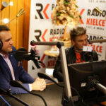 14.12.2016 Kielce. "Choinka pod choinkę", finał trzeciego dnia licytacji. W studiu towarzyszyli nam Romuald Lipko z Budki Suflera, wokalista Grzegorz Wilk, oraz prezydent Starachowic Marek Materek, była także ekipa TVP3. / Wojciech Habdas / Radio Kielce