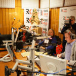 14.12.2016 Kielce. "Choinka pod choinkę", finał trzeciego dnia licytacji. W studiu towarzyszyli nam Romuald Lipko z Budki Suflera, wokalista Grzegorz Wilk, oraz prezydent Starachowic Marek Materek, była także ekipa TVP3. / Wojciech Habdas / Radio Kielce