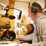 14.12.2016 Kielce. "Choinka pod choinkę", finał trzeciego dnia licytacji. W studiu towarzyszyli nam Romuald Lipko z Budki Suflera, wokalista Grzegorz Wilk, oraz prezydent Starachowic Marek Materek, była także ekipa TVP3. / Wojciech Habdas / Radio Kielce