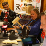 14.12.2016 Kielce. "Choinka pod choinkę", finał trzeciego dnia licytacji. W studiu towarzyszyli nam Romuald Lipko z Budki Suflera, wokalista Grzegorz Wilk, oraz prezydent Starachowic Marek Materek, była także ekipa TVP3. / Wojciech Habdas / Radio Kielce