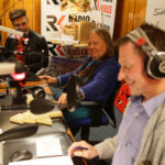 14.12.2016 Kielce. "Choinka pod choinkę", finał trzeciego dnia licytacji. W studiu towarzyszyli nam Romuald Lipko z Budki Suflera, wokalista Grzegorz Wilk, oraz prezydent Starachowic Marek Materek, była także ekipa TVP3. / Wojciech Habdas / Radio Kielce