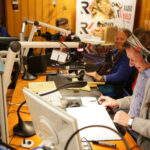 14.12.2016 Kielce. "Choinka pod choinkę", finał trzeciego dnia licytacji. W studiu towarzyszyli nam Romuald Lipko z Budki Suflera, wokalista Grzegorz Wilk, oraz prezydent Starachowic Marek Materek, była także ekipa TVP3. / Wojciech Habdas / Radio Kielce