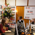 15.12.2016 Kielce. Choinka pod choinkę. W Kielcach odwiedziło nas pięcioro uczniów z Zespołu Szkół Ekonomicznych im. Mikołaja Kopernika z klas o profilu Organizacja reklamy. Młodzież zachęcała do wzięcia udziału w licytacji. / Wojciech Habdas / Radio Kielce
