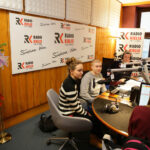 15.12.2016 Kielce. Choinka pod choinkę. W Kielcach odwiedziło nas pięcioro uczniów z Zespołu Szkół Ekonomicznych im. Mikołaja Kopernika z klas o profilu Organizacja reklamy. Młodzież zachęcała do wzięcia udziału w licytacji. / Wojciech Habdas / Radio Kielce