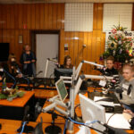 15.12.2016 Kielce. Choinka pod choinkę. W Kielcach odwiedziło nas pięcioro uczniów z Zespołu Szkół Ekonomicznych im. Mikołaja Kopernika z klas o profilu Organizacja reklamy. Młodzież zachęcała do wzięcia udziału w licytacji. / Wojciech Habdas / Radio Kielce