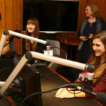 15.12.2016 Kielce. Choinka pod choinkę. W Kielcach odwiedziło nas pięcioro uczniów z Zespołu Szkół Ekonomicznych im. Mikołaja Kopernika z klas o profilu Organizacja reklamy. Młodzież zachęcała do wzięcia udziału w licytacji. / Wojciech Habdas / Radio Kielce