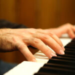 15.12.2016 Kielce. Finał czwartego dnia akcji "Choinka pod choinkę". Choinka z Ostrowca Świętokrzyskiego została sprzedana za 3500 zł. / Wojciech Habdas / Radio Kielce