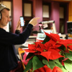 15.12.2016 Kielce. Finał czwartego dnia akcji "Choinka pod choinkę". Choinka z Ostrowca Świętokrzyskiego została sprzedana za 3500 zł. / Wojciech Habdas / Radio Kielce