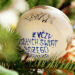 15.12.2016 Kielce. Finał czwartego dnia akcji "Choinka pod choinkę". Choinka z Ostrowca Świętokrzyskiego została sprzedana za 3500 zł. / Wojciech Habdas / Radio Kielce