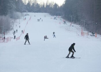 Stok na kieleckim Stadionie otwarty dla narciarzy (17 grudnia 2016 r.) / Wojciech Habdas / Radio Kielce