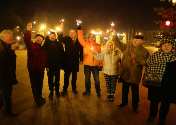17.12.2016 Miedziana Góra. Kolędowanie na placu przed Urzędem Gminy / Wojciech Habdas / Radio Kielce
