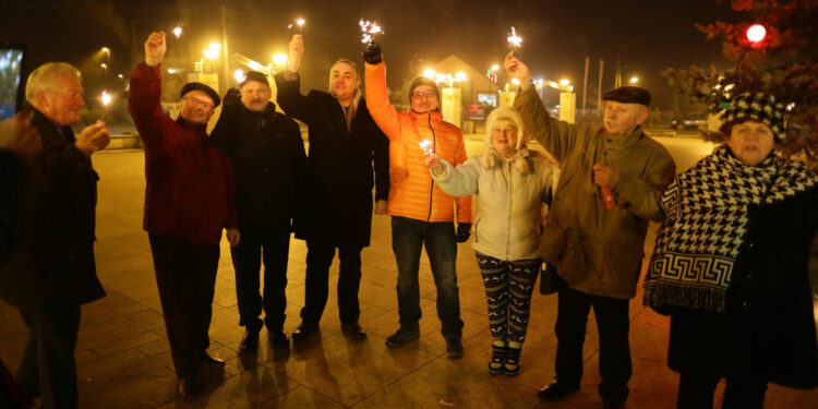 17.12.2016 Miedziana Góra. Kolędowanie na placu przed Urzędem Gminy / Wojciech Habdas / Radio Kielce