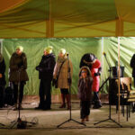 17.12.2016 Miedziana Góra. Kolędowanie na placu przed Urzędem Gminy / Wojciech Habdas / Radio Kielce