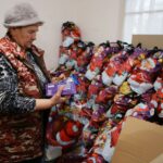 19.12.2016 Białogon, siedziba Caritas. Przygotowywanie paczek żywnościowych dla potrzebujących. / Wojciech Habdas / Radio Kielce