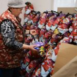 19.12.2016 Białogon, siedziba Caritas. Przygotowywanie paczek żywnościowych dla potrzebujących. / Wojciech Habdas / Radio Kielce