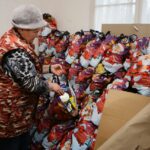 19.12.2016 Białogon, siedziba Caritas. Przygotowywanie paczek żywnościowych dla potrzebujących. / Wojciech Habdas / Radio Kielce