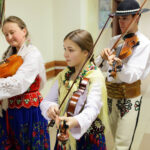 22.12.2012 Kielce. Członkowie zespołu „Majeranki”, działającym przy Stowarzyszeniu Miłośników Kultury Ludowej w Rabce Zdroju, w Świętokrzyskim Centrum Onkologi / Wojciech Habdas / Radio Kielce