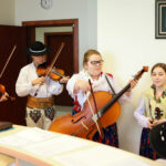 22.12.2012 Kielce. Członkowie zespołu „Majeranki”, działającym przy Stowarzyszeniu Miłośników Kultury Ludowej w Rabce Zdroju, w Świętokrzyskim Centrum Onkologi / Wojciech Habdas / Radio Kielce