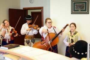 22.12.2012 Kielce. Członkowie zespołu „Majeranki”, działającym przy Stowarzyszeniu Miłośników Kultury Ludowej w Rabce Zdroju, w Świętokrzyskim Centrum Onkologi / Wojciech Habdas / Radio Kielce