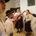 22.12.2012 Kielce. Członkowie zespołu „Majeranki”, działającym przy Stowarzyszeniu Miłośników Kultury Ludowej w Rabce Zdroju, w Świętokrzyskim Centrum Onkologi / Wojciech Habdas / Radio Kielce