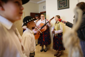 22.12.2012 Kielce. Członkowie zespołu „Majeranki”, działającym przy Stowarzyszeniu Miłośników Kultury Ludowej w Rabce Zdroju, w Świętokrzyskim Centrum Onkologi / Wojciech Habdas / Radio Kielce