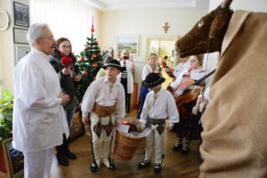 22.12.2012 Kielce. Członkowie zespołu „Majeranki”, działającym przy Stowarzyszeniu Miłośników Kultury Ludowej w Rabce Zdroju, w Świętokrzyskim Centrum Onkologi / Wojciech Habdas / Radio Kielce