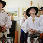 22.12.2012 Kielce. Członkowie zespołu „Majeranki”, działającym przy Stowarzyszeniu Miłośników Kultury Ludowej w Rabce Zdroju, w Świętokrzyskim Centrum Onkologi / Wojciech Habdas / Radio Kielce