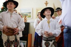 22.12.2012 Kielce. Członkowie zespołu „Majeranki”, działającym przy Stowarzyszeniu Miłośników Kultury Ludowej w Rabce Zdroju, w Świętokrzyskim Centrum Onkologi / Wojciech Habdas / Radio Kielce